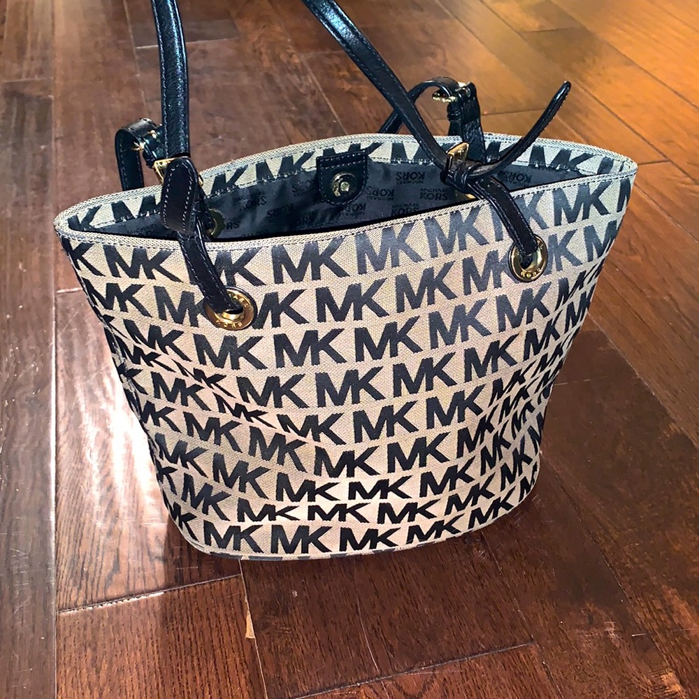 MK tote used purse smoke free home